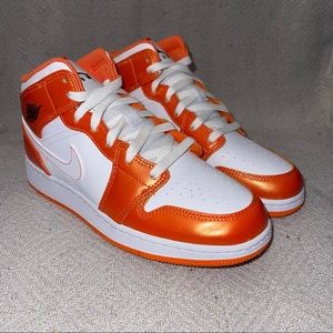 Jordan 1 Mid GS 6Y “Metallic Orange”